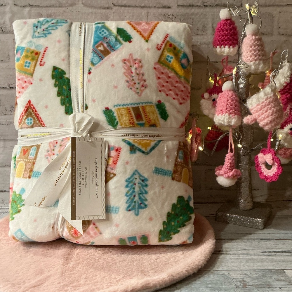 Set of 2 CUPCAKES & CASHMERE Gingerbread Lane Fleece Throws